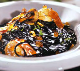 Черные спагетти с креветками, грибами и красной икрой
