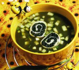 Холодныи суп из щавеля с сырными рулетиками