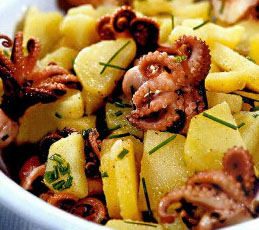 Картофельный салат с маринованными осьминогами