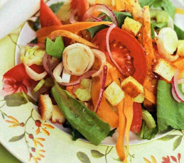 Овощной салат с гренками
