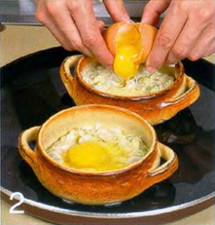 Яйца в горшочках с луком-пореем приготовление