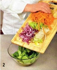 Овощной салат с гренками приготовление