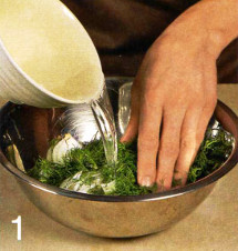 Салат с кальмарами и маринованным луком приготовление