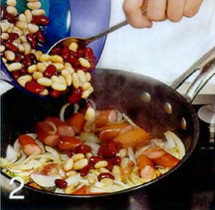 Сосиски с фасолью на тартилье приготовление