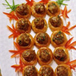 Салат с курицей и манго