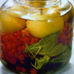 Овсяная каша с яблоком, изюмом и корицей