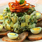 Оливье со свининой, солеными и свежими огурцами и зеленым луком