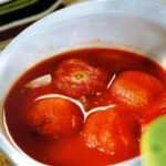 Запеченные томаты с куриными ножками в соусе пири-пири