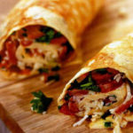 Салат с курицей и манго