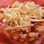 Салат из помидоров и сыра с соусом песто