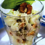 Салат из яблок, клубники и ревеня с грецкими орехами