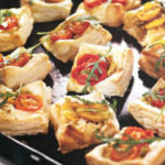 Жареный бри с клюквенным соусом