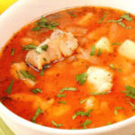 Суп из лосося с помидорами и зеленью